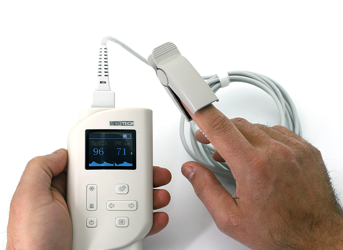 Medical-grade adult and pediatrics handheld pulse oximeter